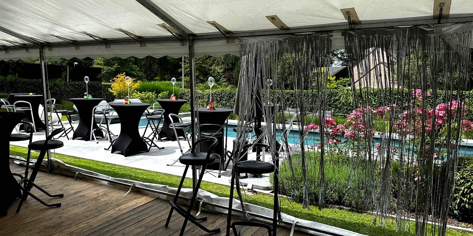 Chapiteau 6x15 avec aménagement extérieur et vue sur la piscine pour fête familiale