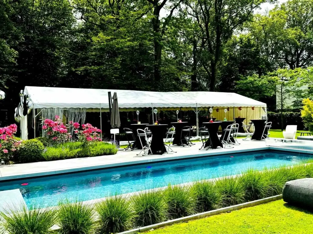 Chapiteau 6x15 installé près d’une piscine pour une fête familiale sur le thème des années 90