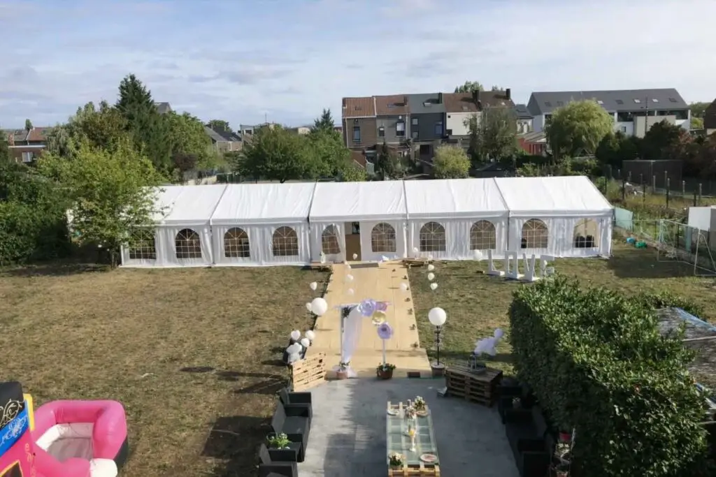 Chapiteau de 8 mètres installé pour un mariage en extérieur avec allée centrale en Belgique