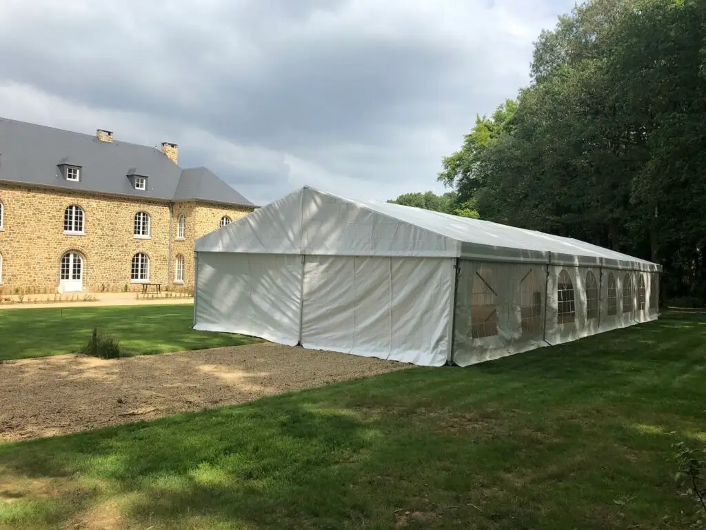 Chapiteau 8x20 m installé pour une fête familiale à Wépion dans un cadre verdoyant