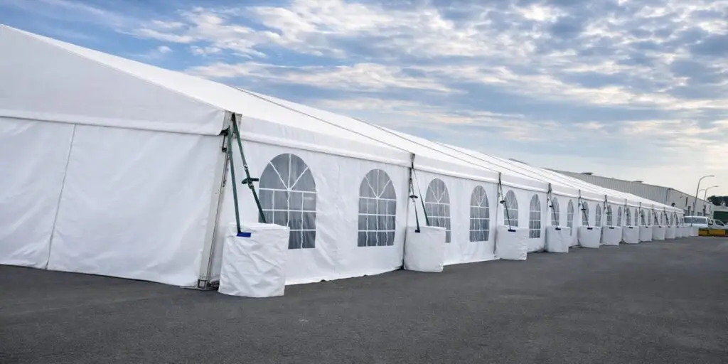 Grand chapiteau de réception installé par Air de Fête pour un événement à Wauthier-Braine