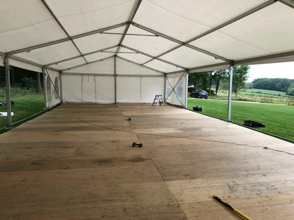 Intérieur d’un chapiteau 8x20 m avec plancher installé pour une fête familiale à Wépion