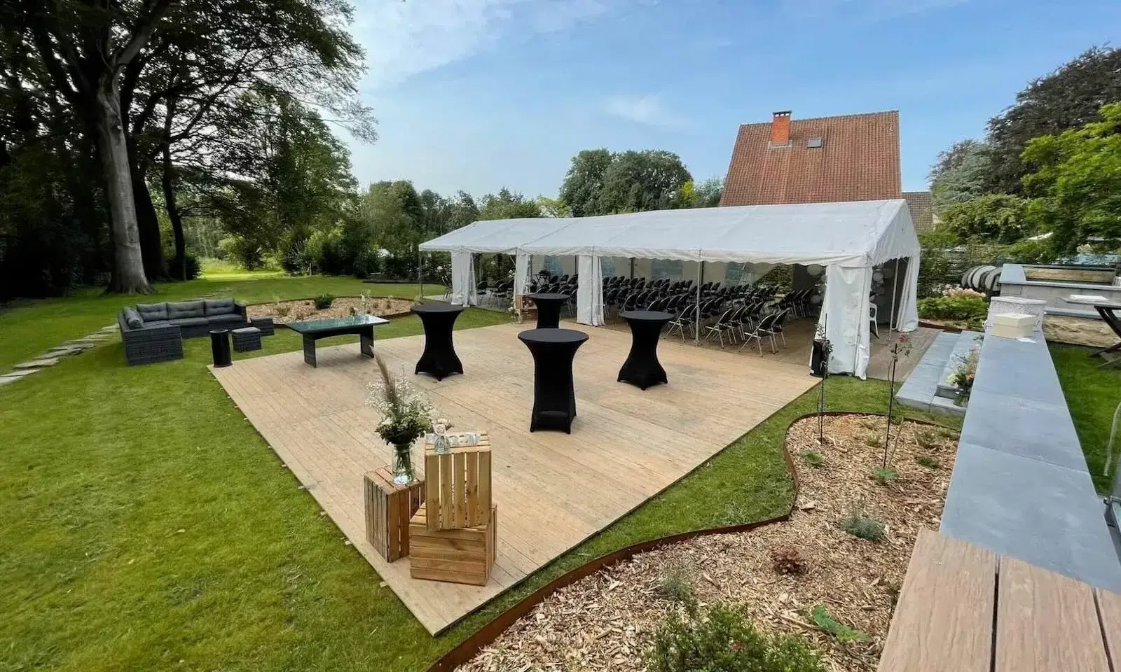 Location chapiteau 6x15 avec terrasse en bois pour mariage en Belgique – Air de Fête