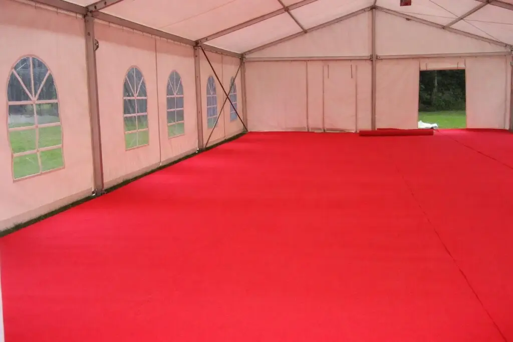 moquette rouge installée dans un chapiteau pour réception et événement