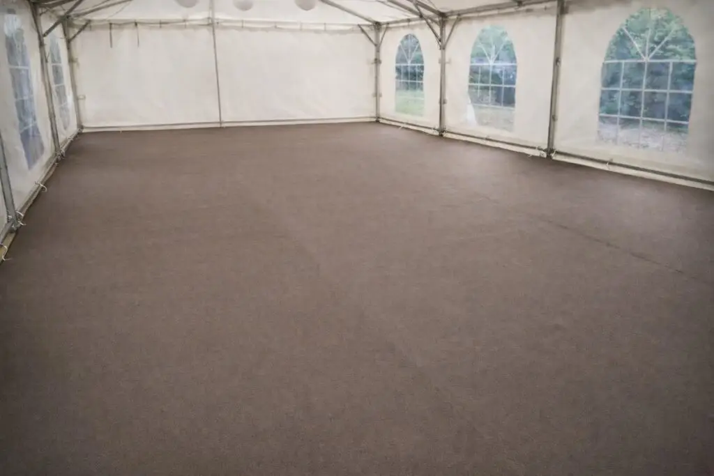 moquette taupe installée dans un chapiteau pour réception et événement