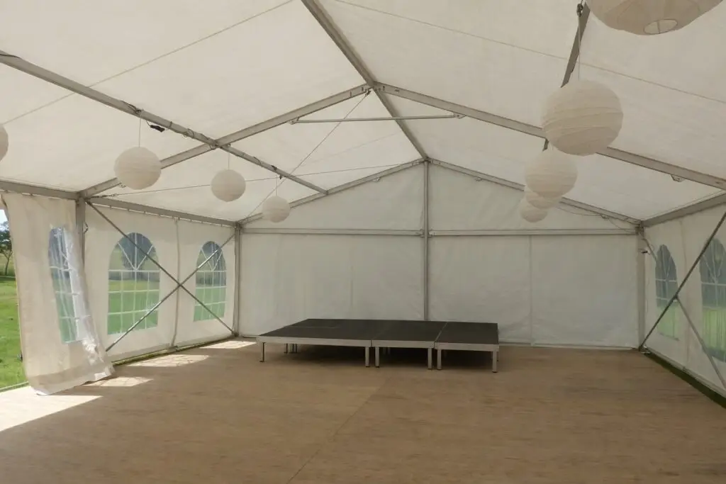 podium installé dans un chapiteau pour DJ, discours ou animation lors d’un événement