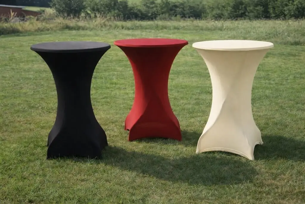 Table mange debout avec housses noire bordeaux et écru en location chez Air de Fête