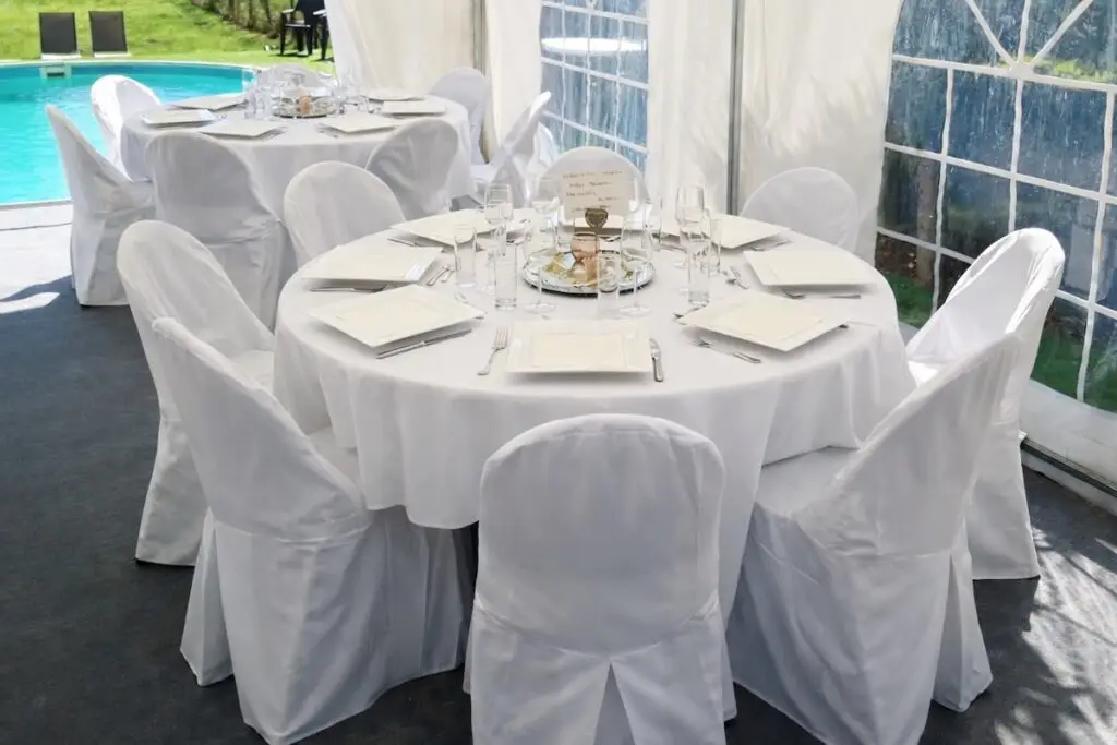 Nappe blanche pour table ronde de réception