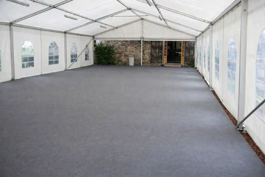 moquette grise installée dans un chapiteau pour réception et événement