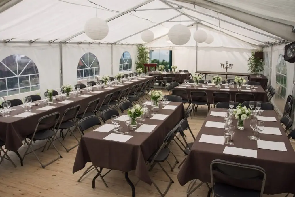 Nappe taupe pour table de réception lors d’un événement