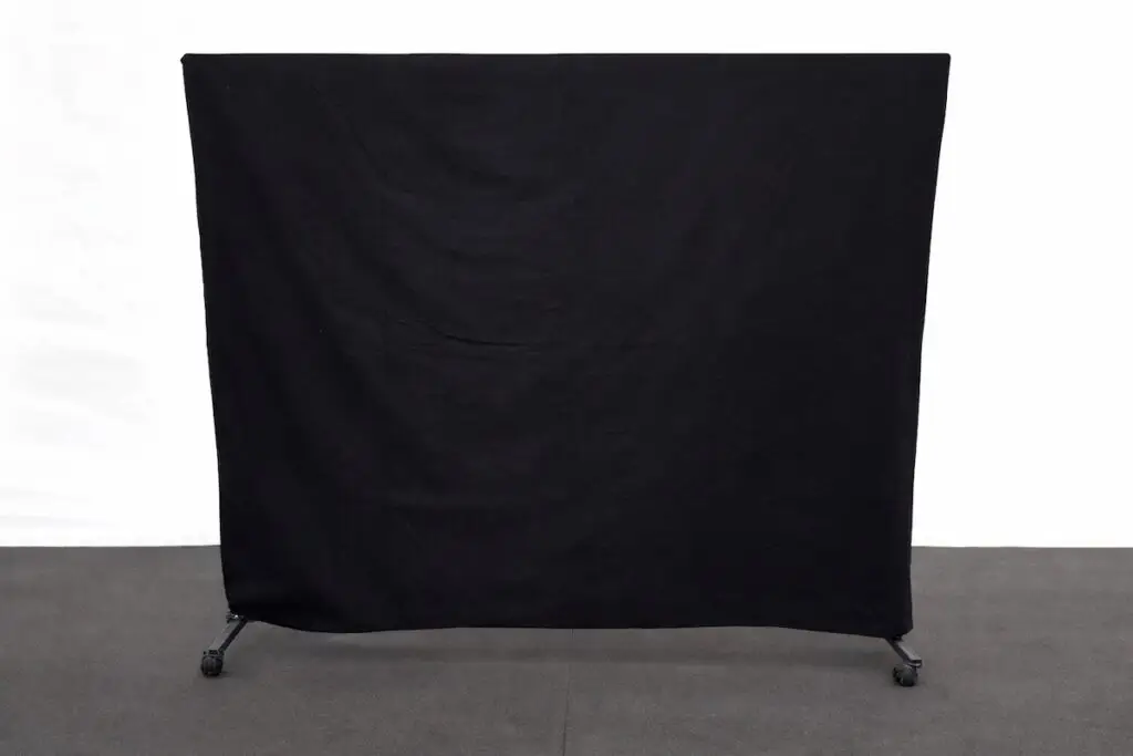 Paravent noir de séparation pour événement, idéal pour cacher une zone technique ou créer un espace discret sous chapiteau.