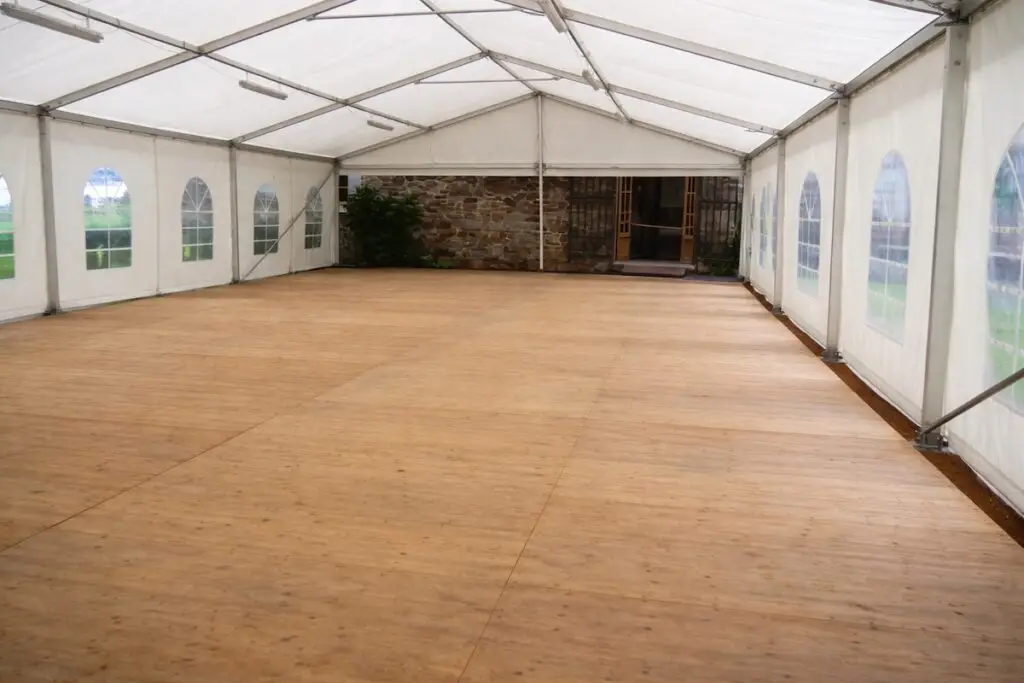 plancher en bois installé dans un chapiteau pour réception et événement